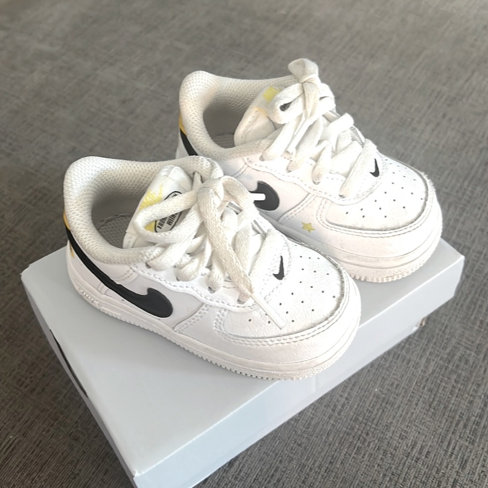 Nike Force 1
Baby/Toddler Shoes (LIKE NEW) with box